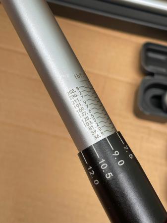 Cần siết lực 1/2’: dải lực 20-220Nm.