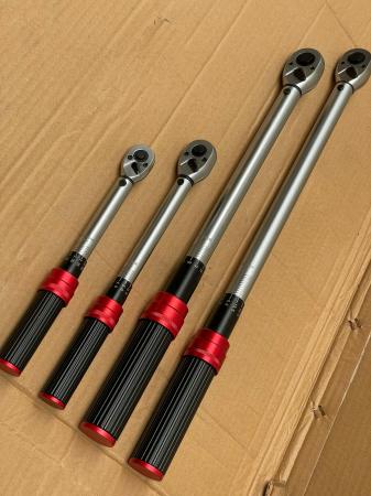 Cần siết lực 1/2’: dải lực 20-220Nm.
